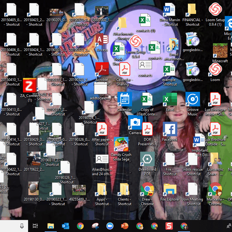 Cluttered desktop image